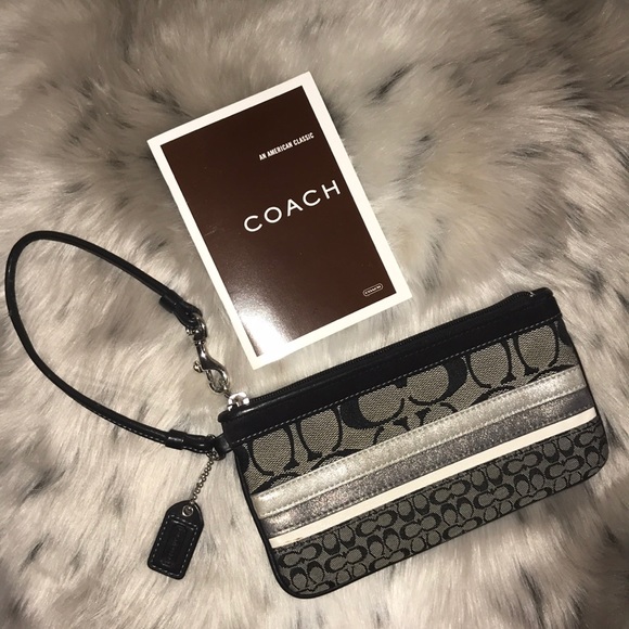 COACH SIGNATURE ‘C’ WRISTLET - Picture 1 of 8